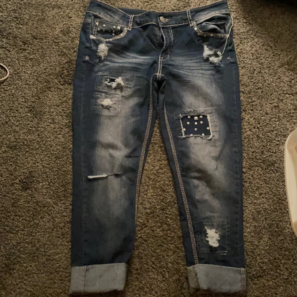Women’s (Juniors) Size 13/14 cropped distressed jeans.  Cute and unique! Rue 21
